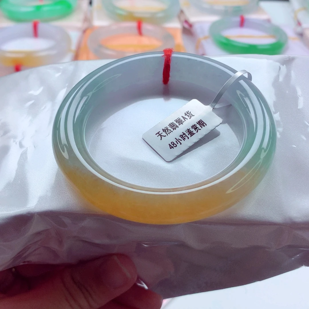 翡翠未镶嵌手镯（圆镯）52.9冰黄加绿绝美特色毕业品质A