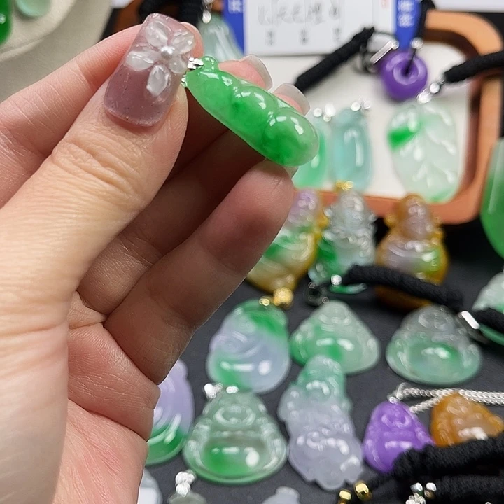 翡翠未镶嵌颈饰豆豆