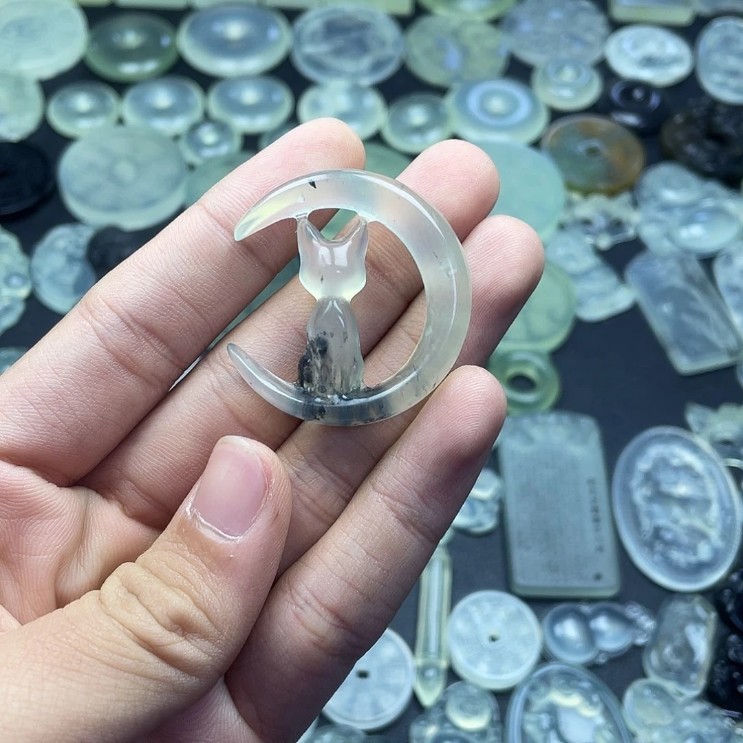 岫玉未镶嵌颈饰月亮猫