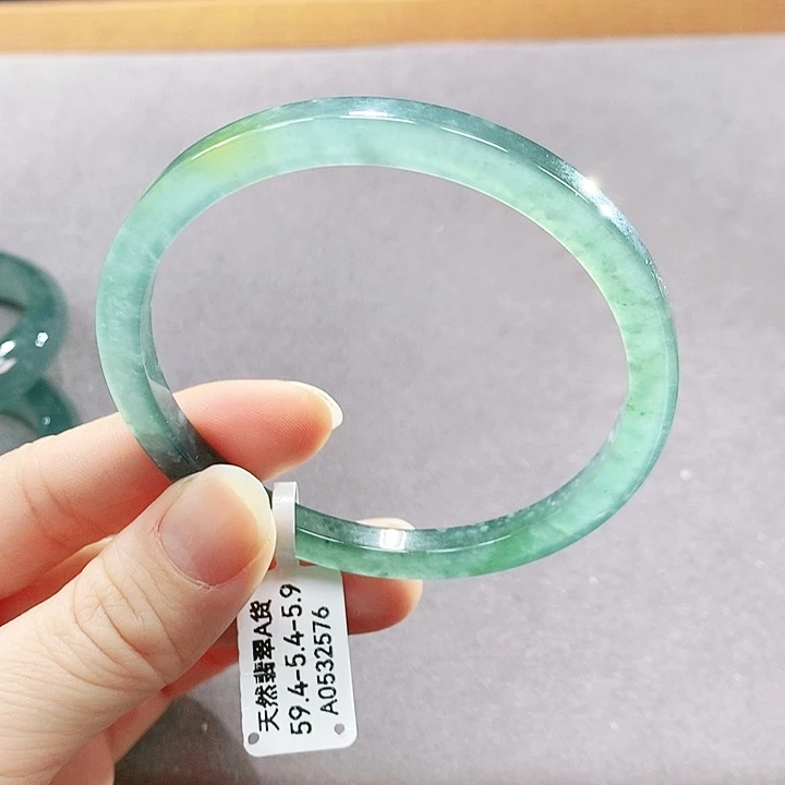 翡翠未镶嵌手镯（圆镯）