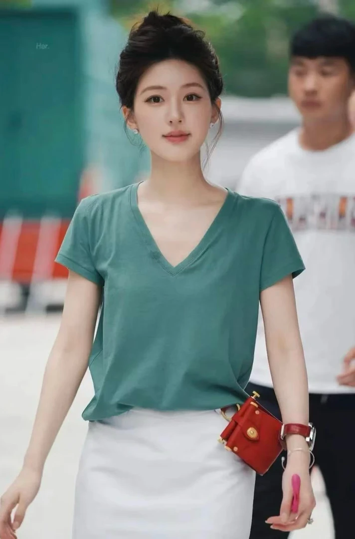 刺绣V领精梳棉短袖夏季凉爽透气百搭简约短袖T恤