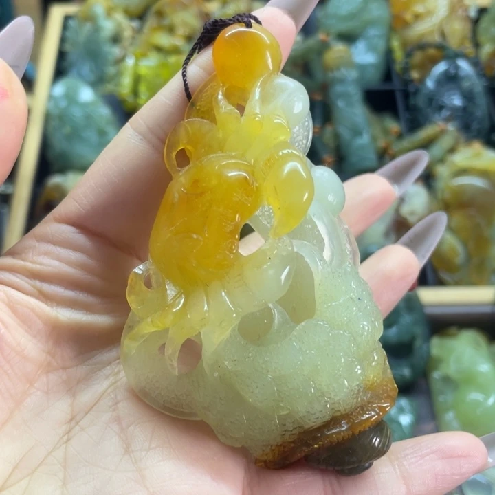 蛇纹石玉足铂镶嵌颈饰