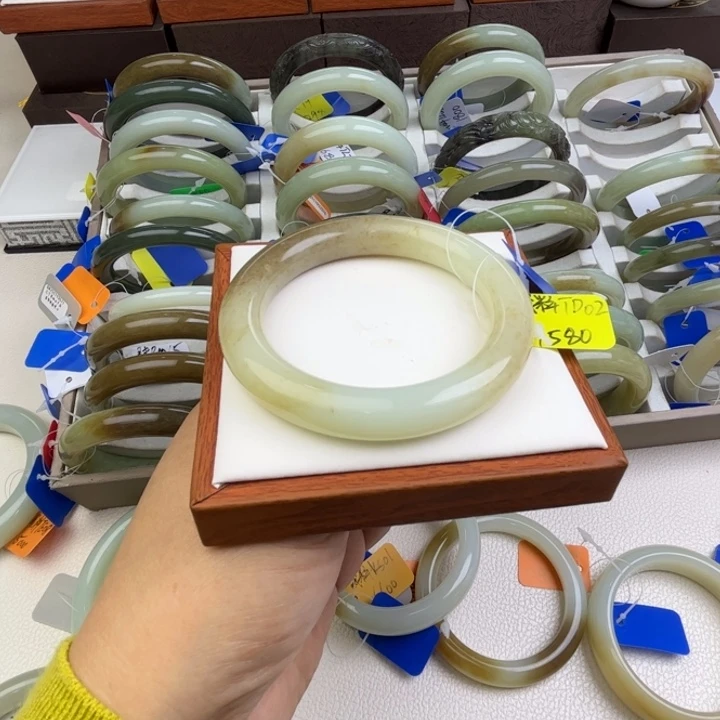 未镶嵌手镯和田玉七月