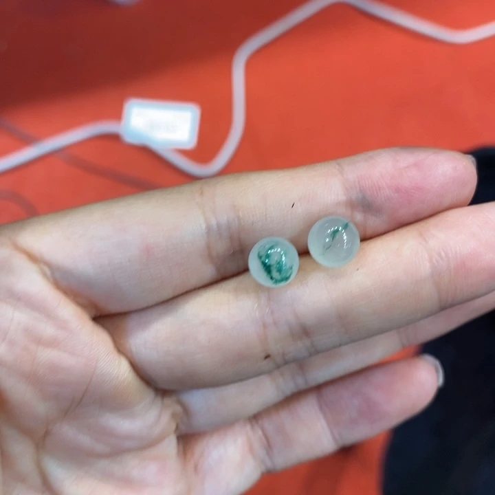 木***茶石英质玉（非洲翠）未镶嵌耳钉