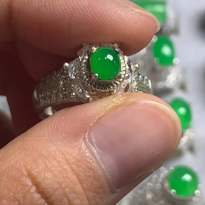 翡翠未镶嵌戒指铜托，卖裸石，需要二次镶嵌