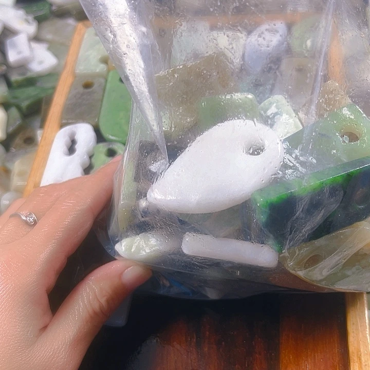 红***牛和田玉（糖玉）未镶嵌珠宝半成品