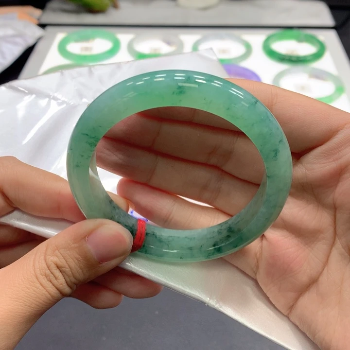 翡翠手镯未镶嵌翡翠