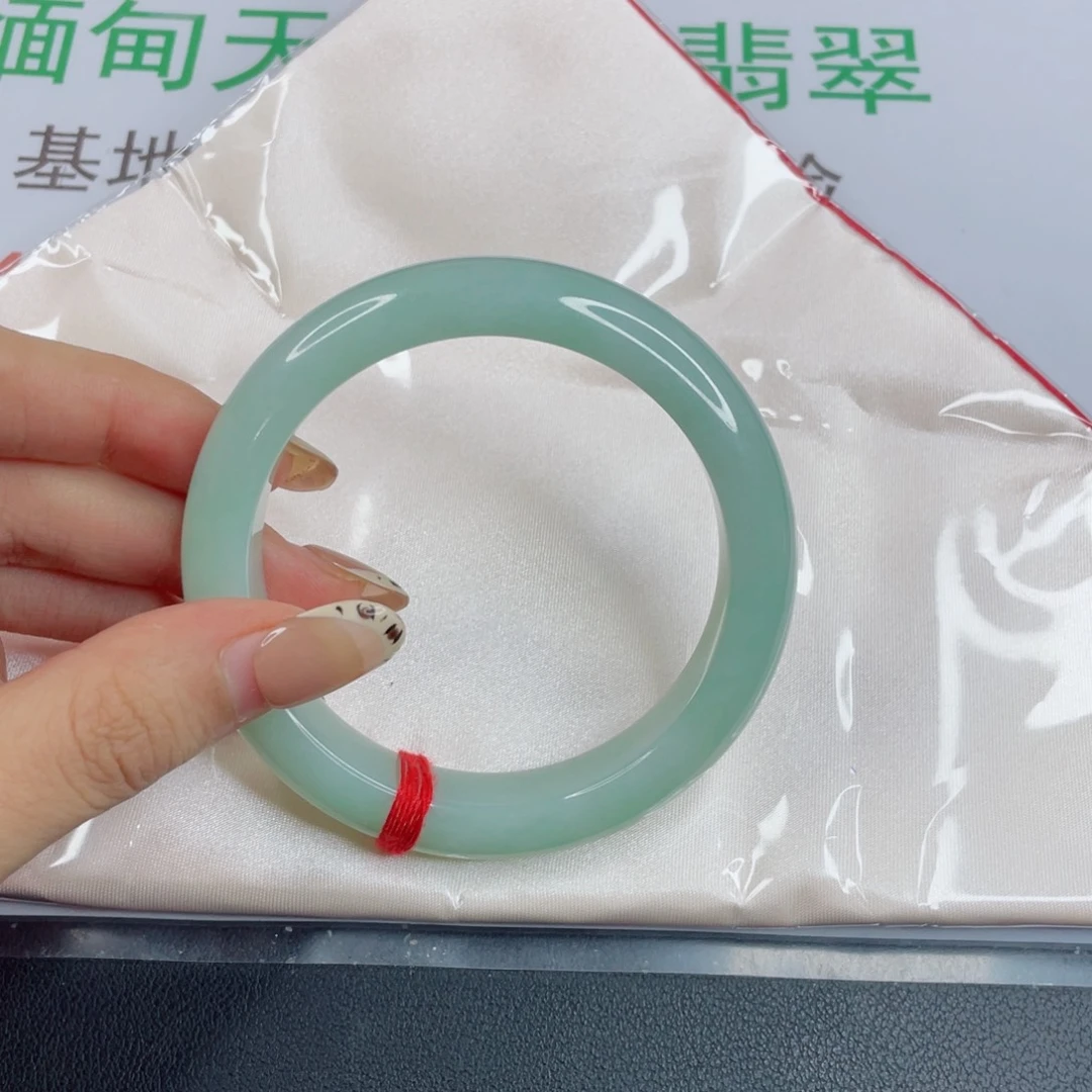 秋***秋翡翠未镶嵌手镯冰绿