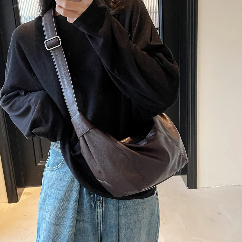 简约小众狗牙水桶包托特包单肩包2025年冬季爆款饺子包女包拉链