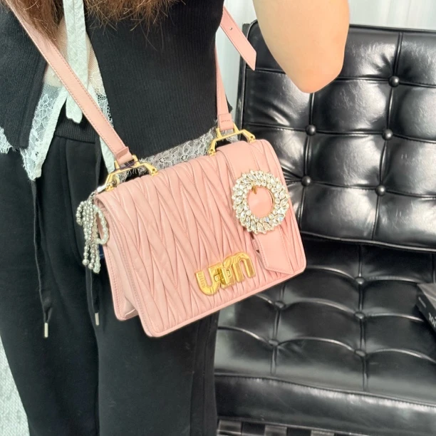 95新 MIU MIU/缪缪 樱花粉金标太阳花钻扣褶皱链条斜挎包gg