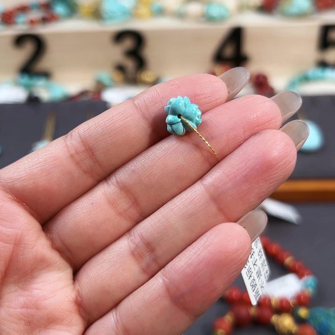 绿松石未镶嵌把件双面俏色多头玫瑰配饰