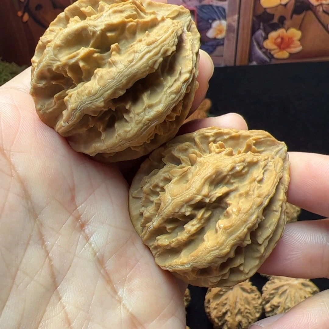 文玩核桃把件秦岭野生文玩核桃
