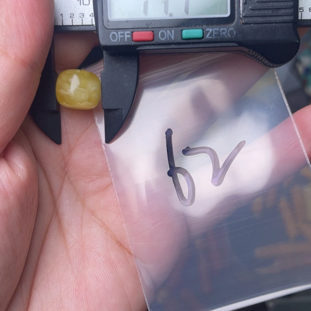 琥珀裸石未镶嵌配饰