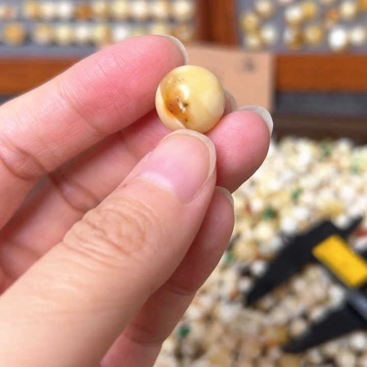 蜜蜡未镶嵌裸石13.7mm一个