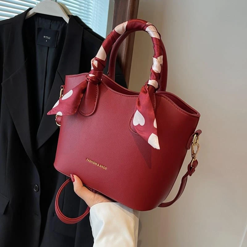 婚包高级感包包女包大容量新款斜挎包红色结婚新娘手提水桶包红包