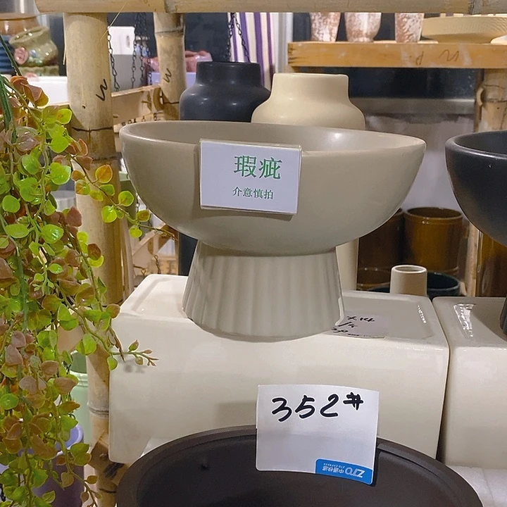 摆件多肉瑕疵盆有孔。