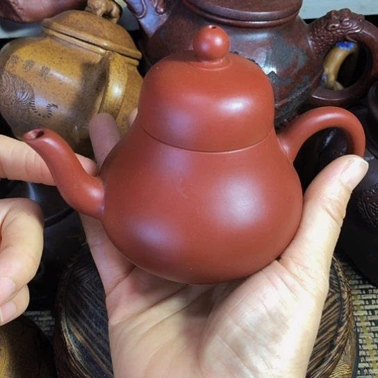 茶壶紫砂原矿泥料手工制作的一把紫砂壶。