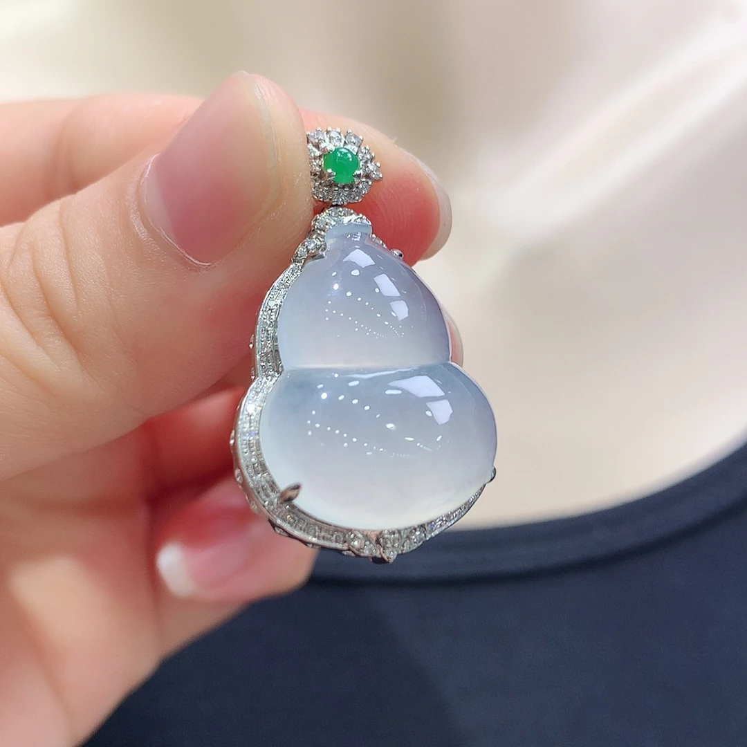 翡翠18K金镶嵌颈饰葫芦