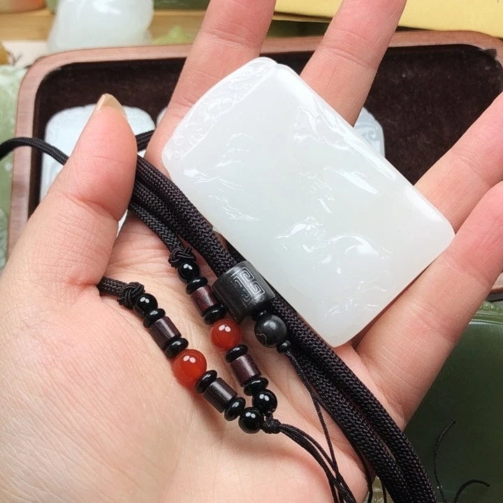 徐*天然玉石生肖猪牌