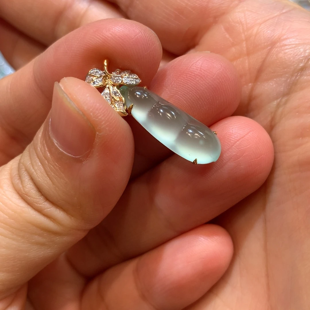 翡翠18K金镶嵌颈饰吊坠