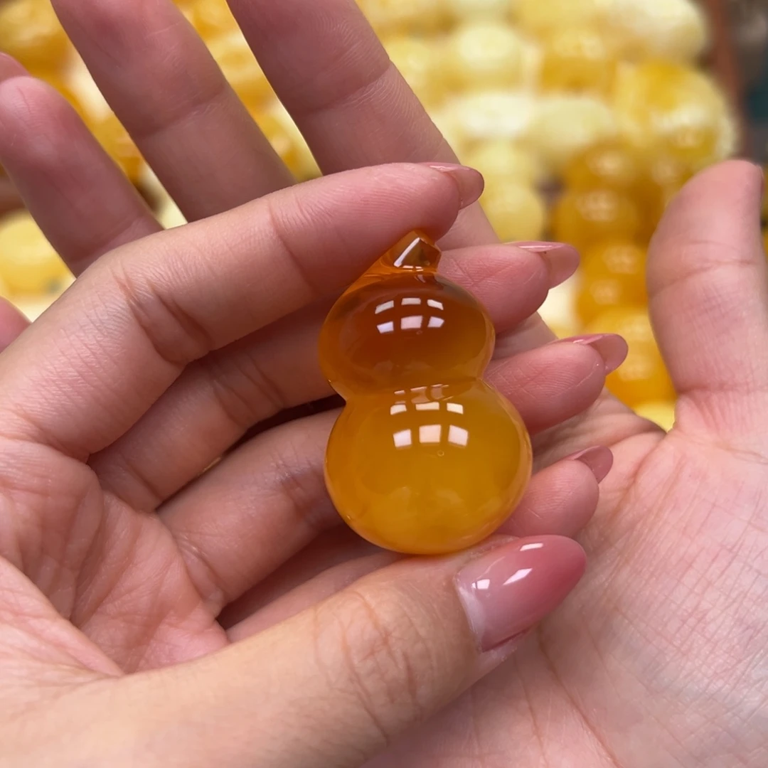 兔****琥珀未镶嵌颈饰蜜蜡