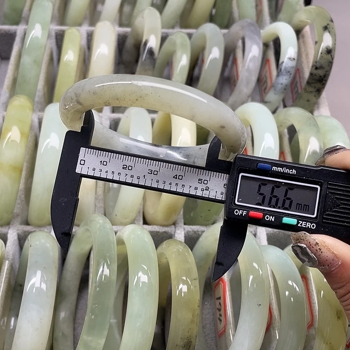 蛇纹石玉未镶嵌手镯180