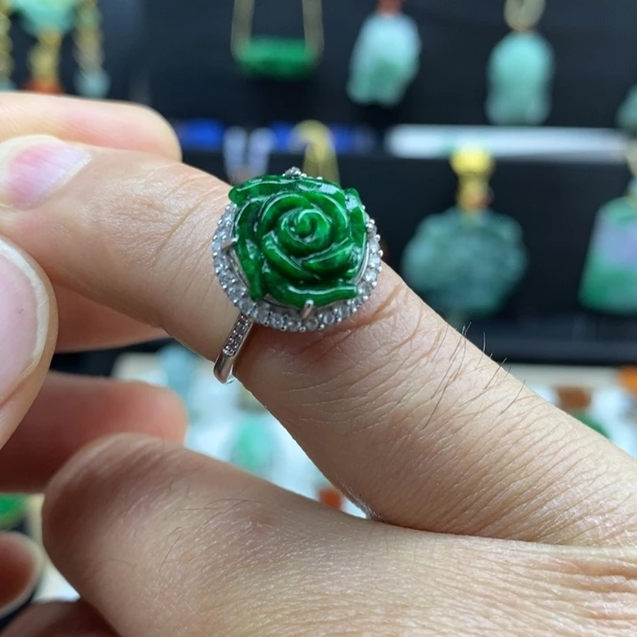 翡翠颈饰未镶嵌戒指