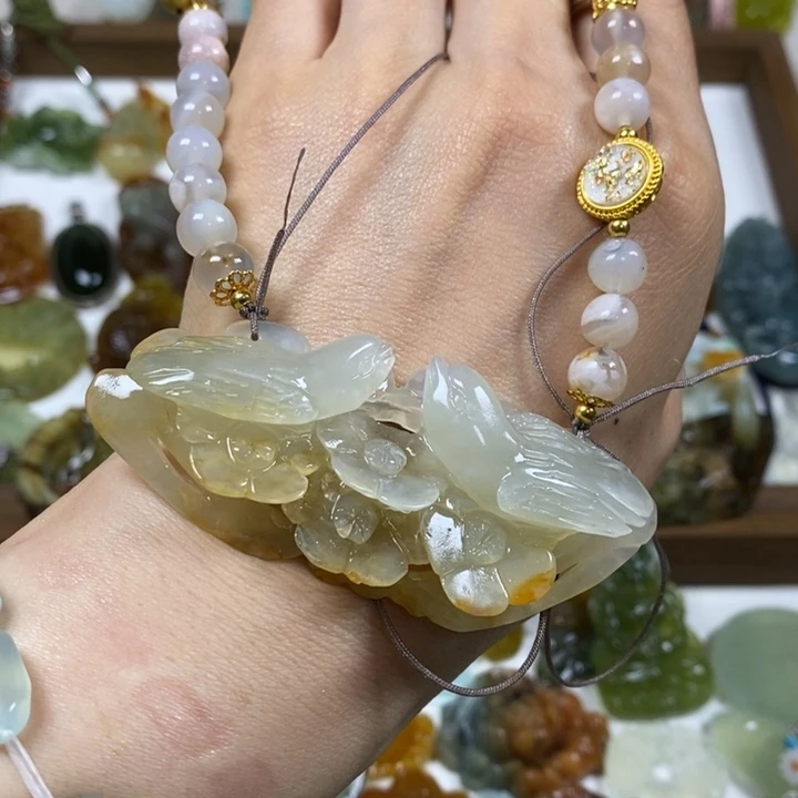 蛇纹石玉未镶嵌吊坠