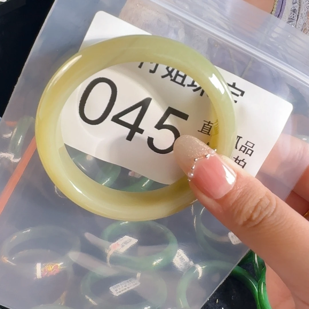 颈饰未镶嵌和田玉手镯55 045号 有一个水线