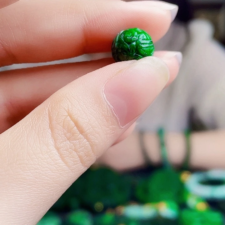 翡翠未镶嵌颈饰多样性
