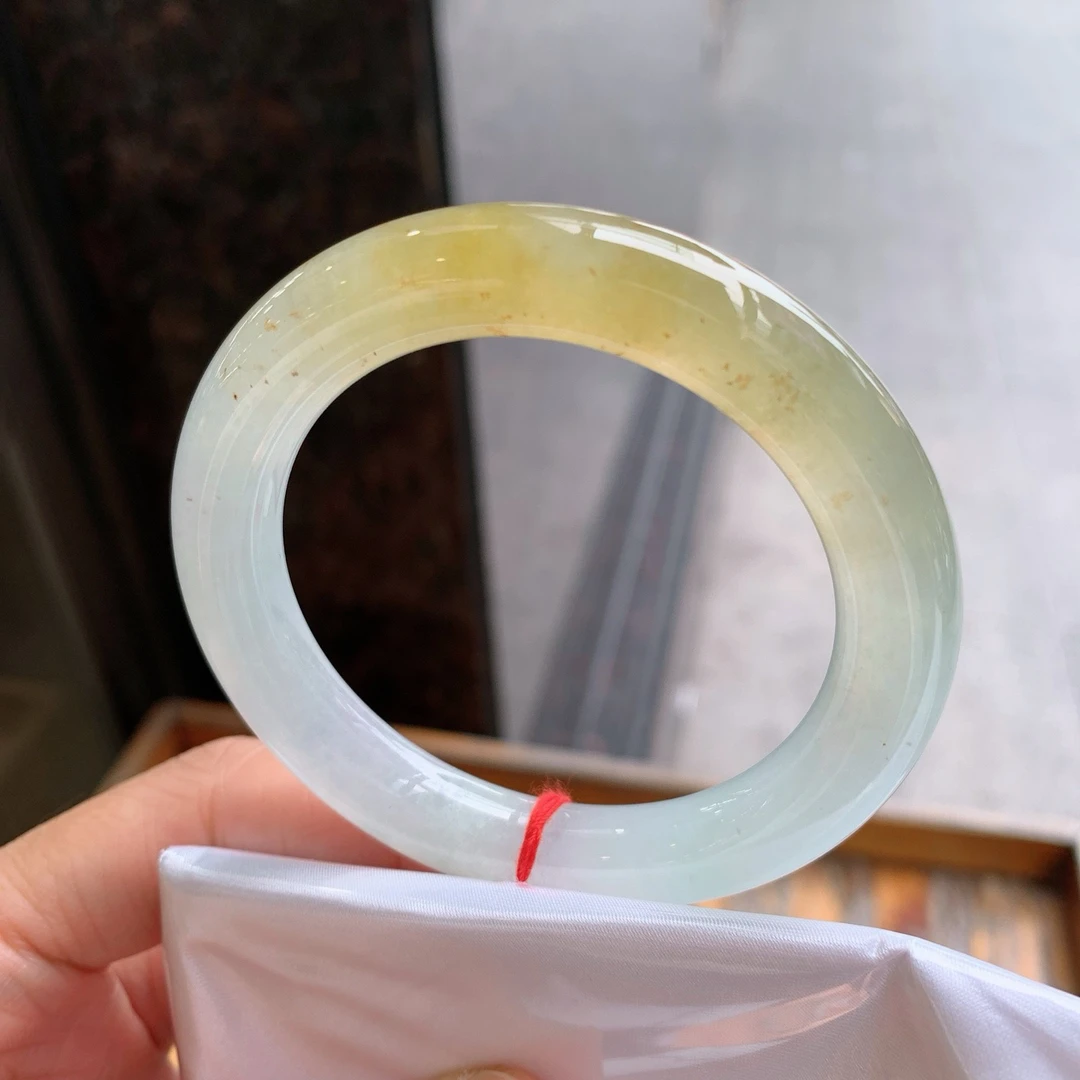 天然翡翠缅A冰种手镯，圈口53-54圆条冰黄翡尺寸:53.2/10.2