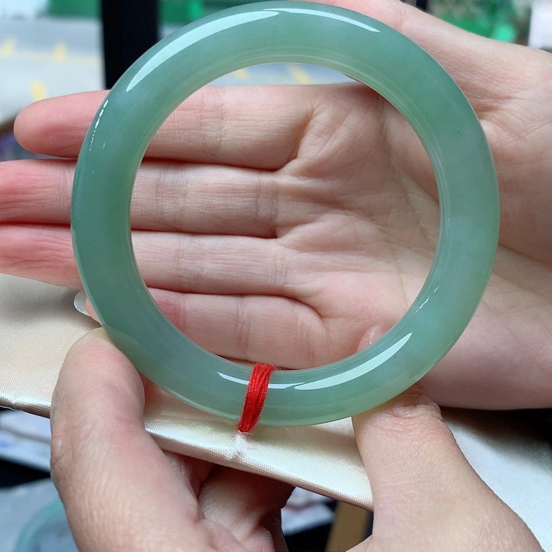 翡翠手镯未镶嵌翡翠