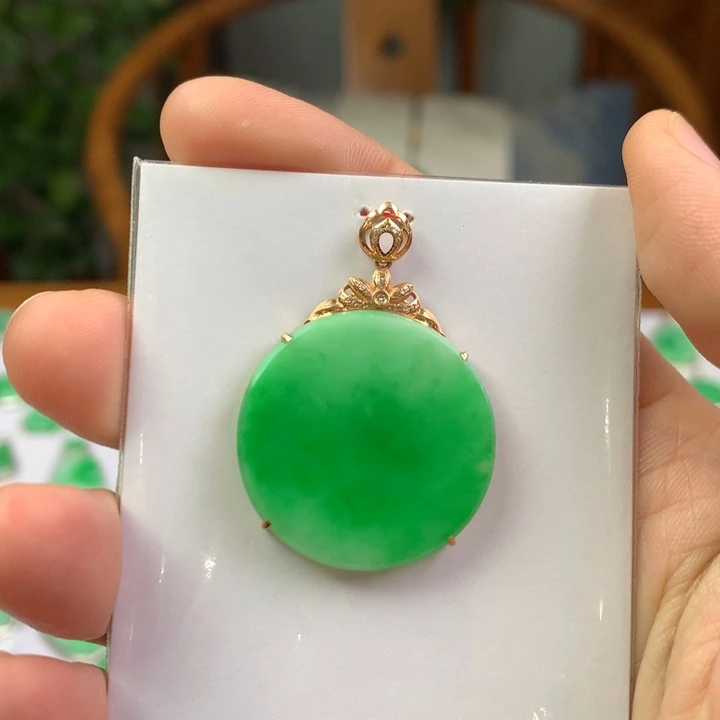 菲***翡翠18K金镶嵌颈饰翡翠吊坠