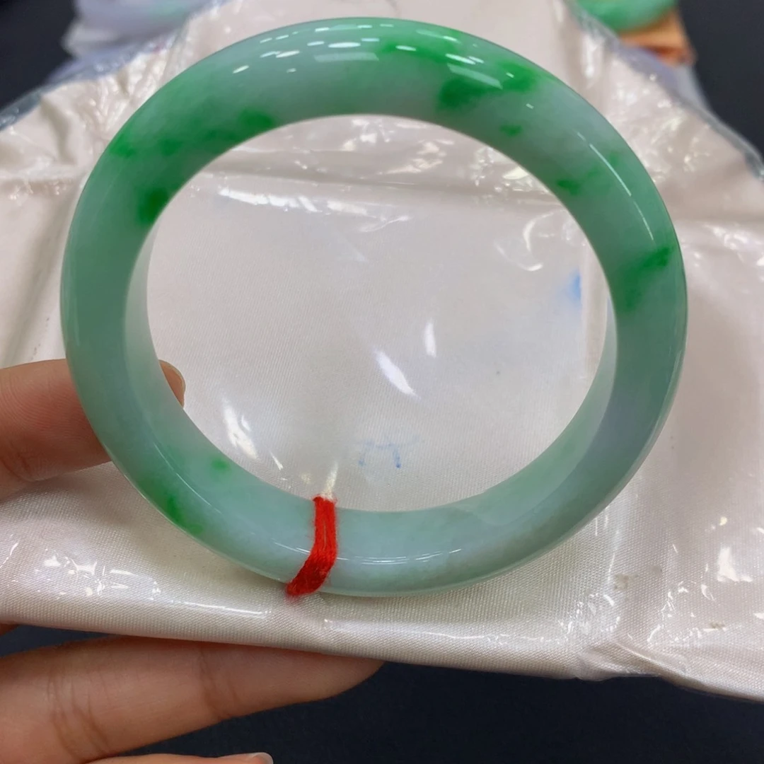 翡翠手镯未镶嵌翡翠