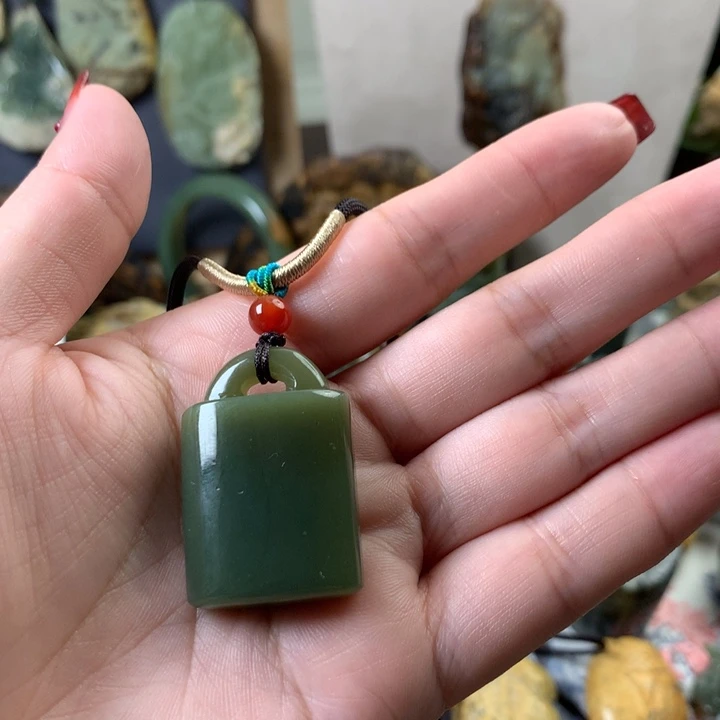 透闪石质玉挂件未镶嵌征*