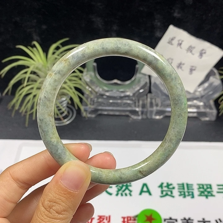 未镶嵌手镯翡翠10号。 59.8圈