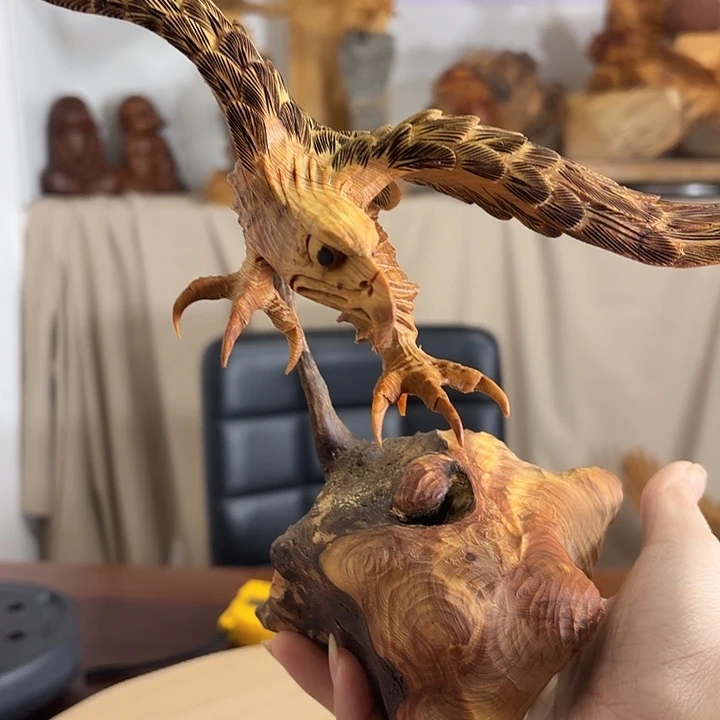 高***。柏木老鹰大展宏图摆件