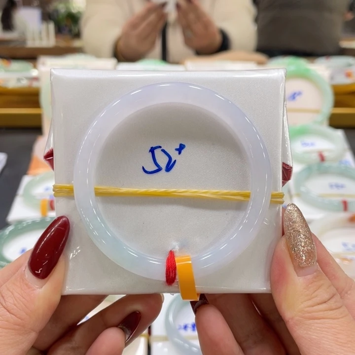 翡翠手镯未镶嵌翡翠