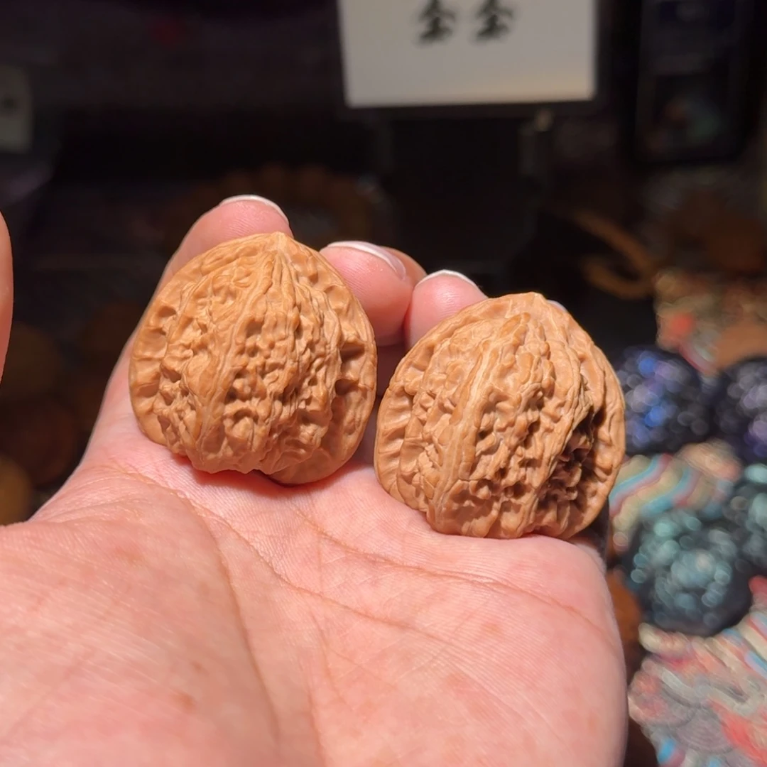 文玩核桃把件1815延庆三角白，尺寸37 38 37