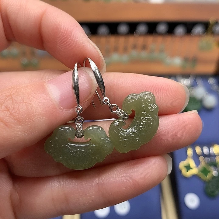 和田玉银S925镶嵌耳饰如意锁晴水绿20左右