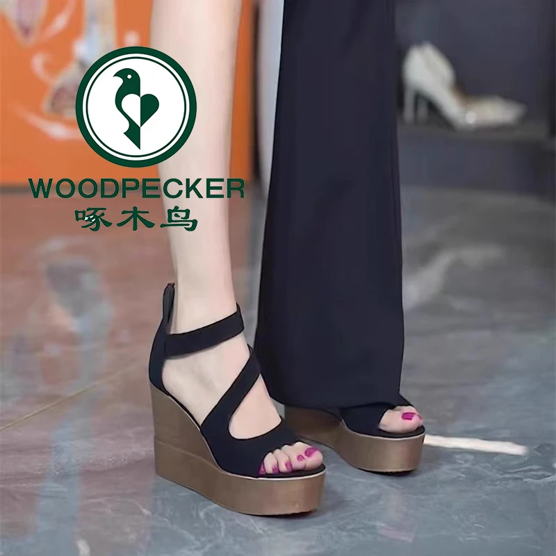 啄木鸟松糕底高跟罗马鞋女2025年夏季新款时尚坡跟露趾时装凉鞋