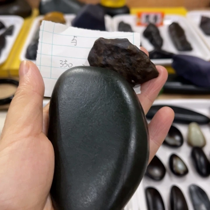 与***见石材新疆戈壁手把件