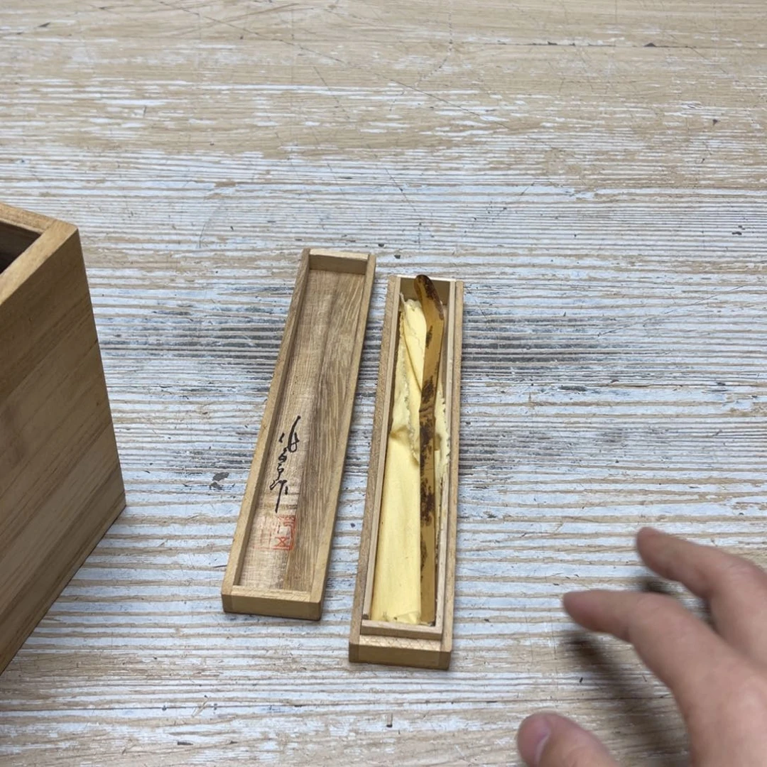 瓷片躺*密密麻麻地排列着一个