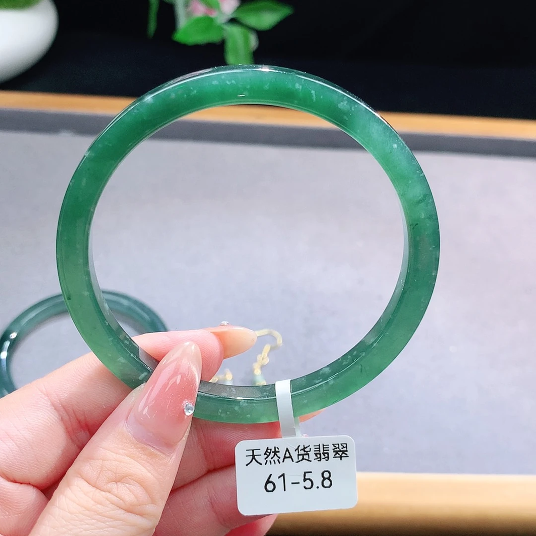 未镶嵌手镯（圆镯）翡翠