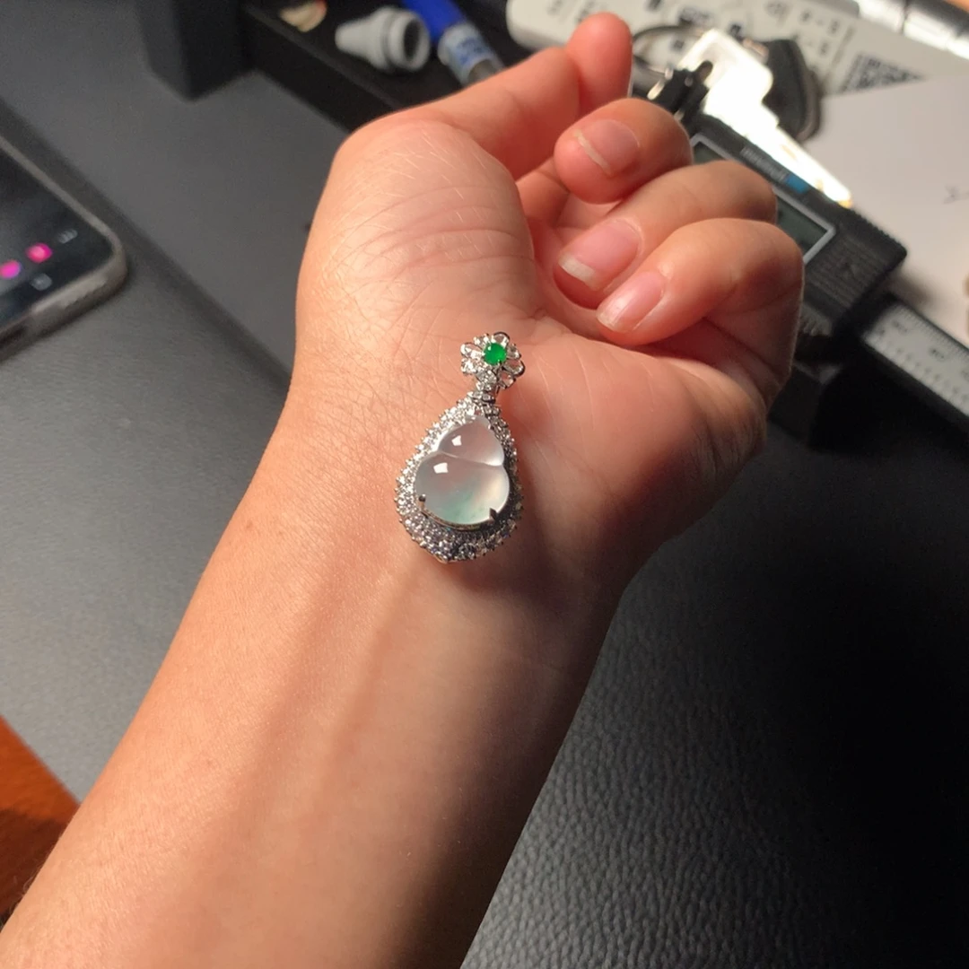 翡翠吊坠(赠链)18K金镶嵌玻璃种翡翠葫芦