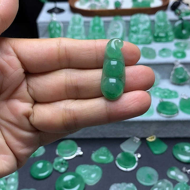 石英质玉（非洲翠）未镶嵌颈饰