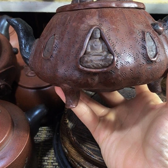 茶壶紫砂原矿泥料手工制作的一把紫砂壶。