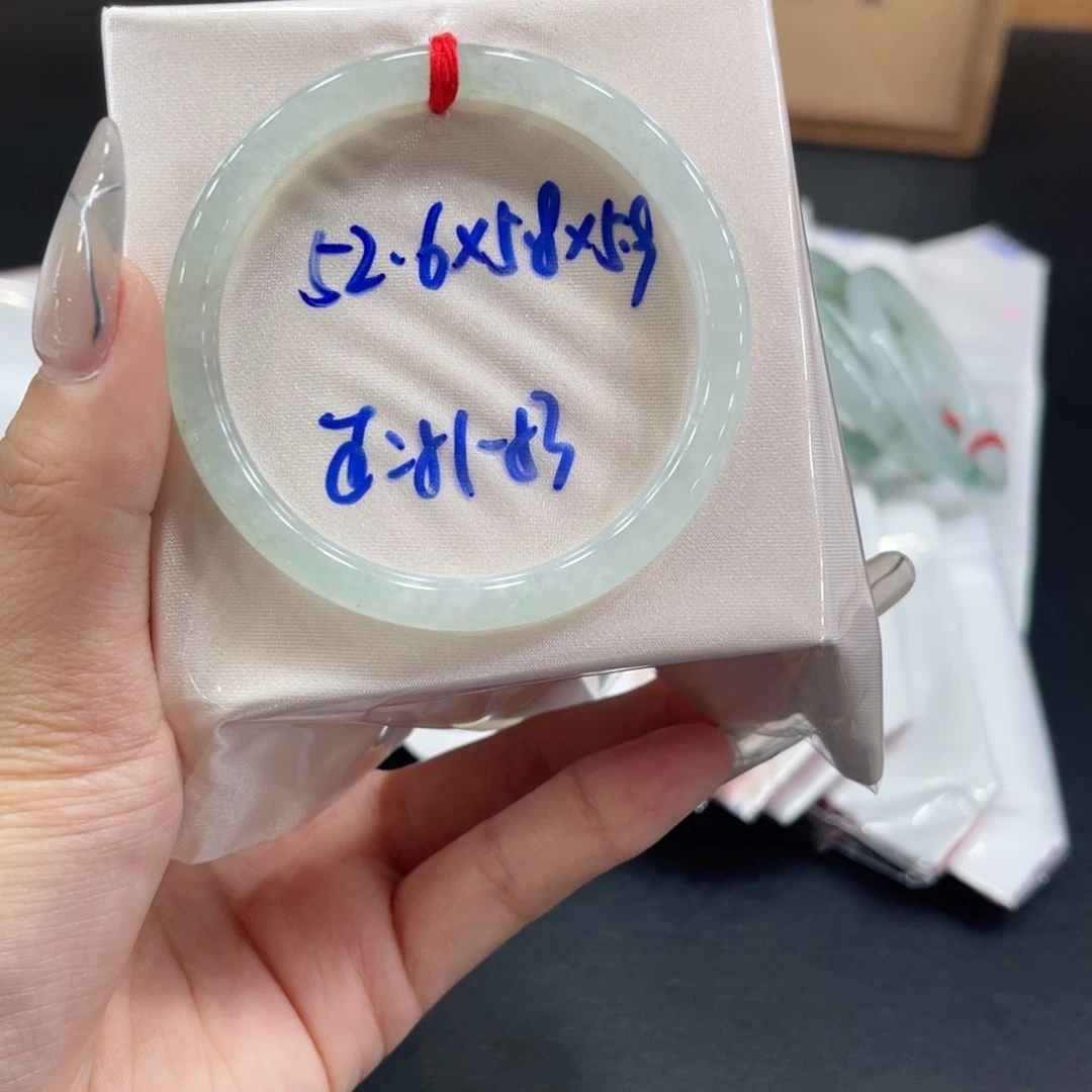 翡翠手镯未镶嵌翡翠