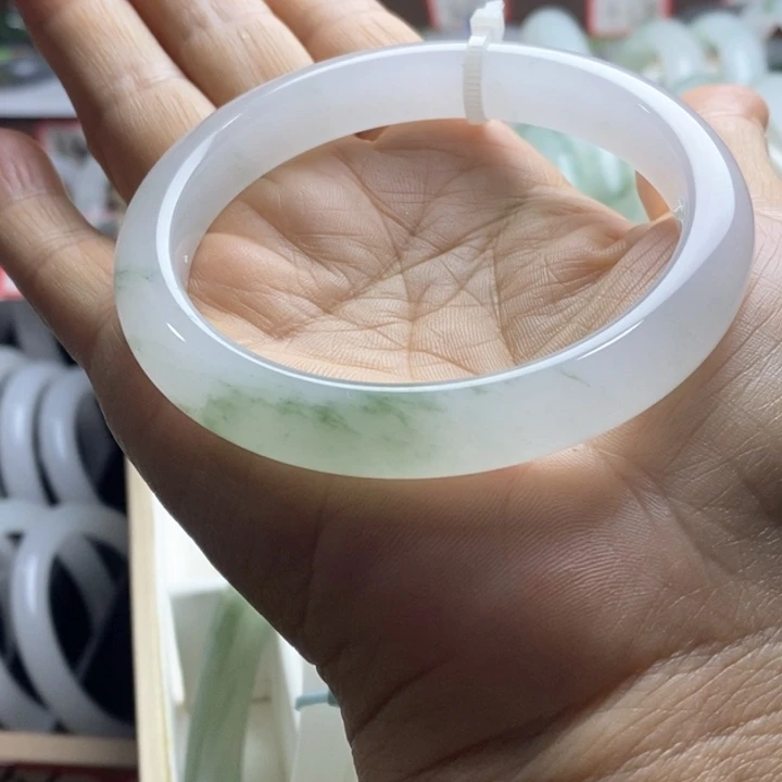 未镶嵌手镯石英质玉（天山翠）