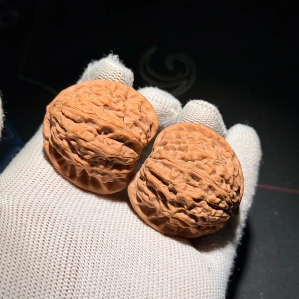 802满肉满纹小众高端款金牛狮子头文玩核桃尺寸:边38肚36高32